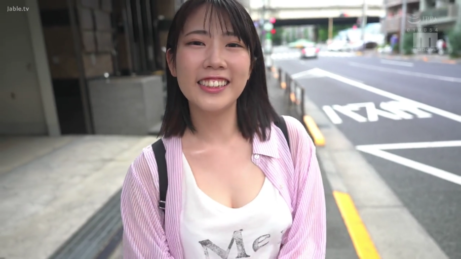 上半身特写 · 背包 · 看着镜头 · 粉白条纹衬衫 · 城市街道 · 背景有行驶中的车辆