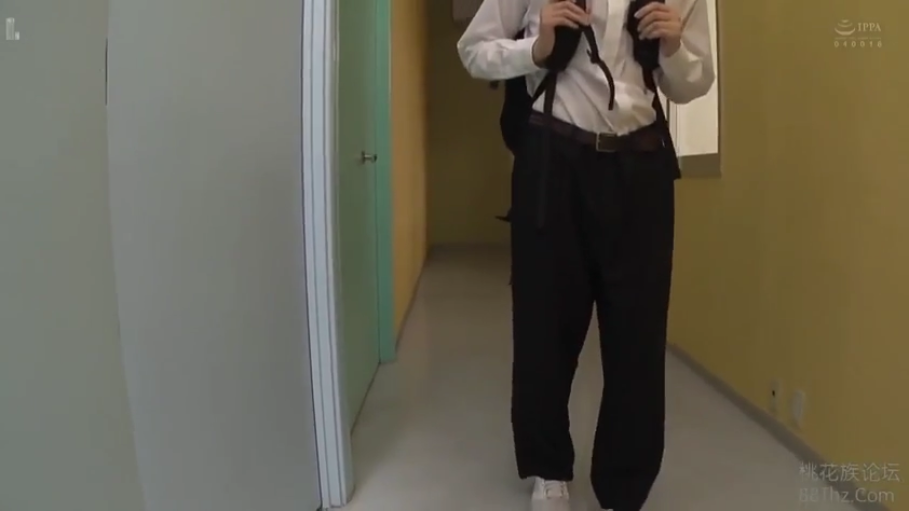 不可见 · 室内走廊 · 腰带 · 双肩背包 · 中景镜头