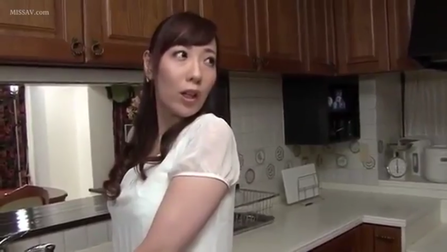面部特写 · 厨房 · 迷茫 · 白色短袖上衣