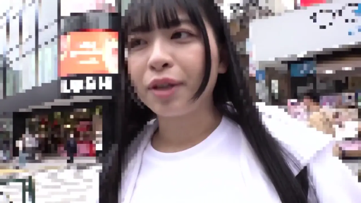 交谈 · 顔のクローズアップ · 白いTシャツ · 闹市区