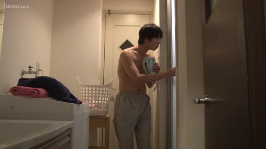 期待 · 洗手间 · 毛巾 · 灰色居家裤 · 男人侧面半身