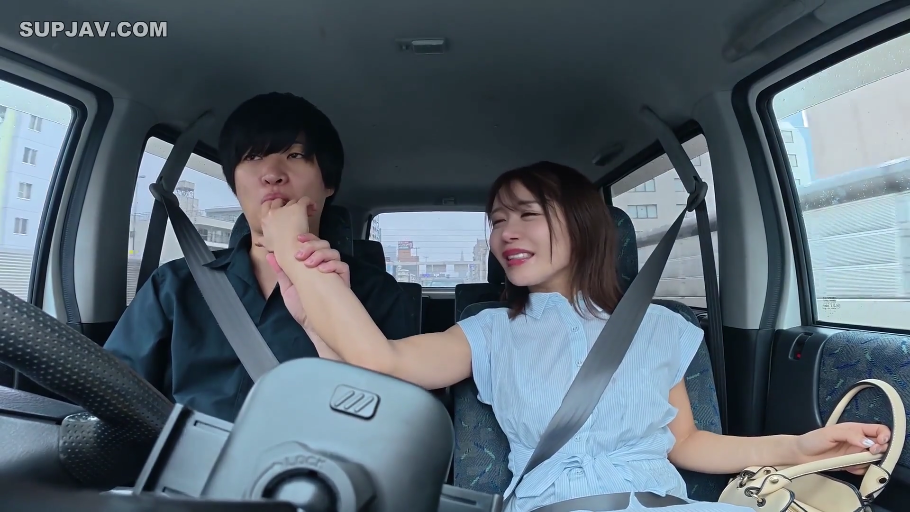 坐姿 · 享受 · 中景 · 车内 · 安全带 · 无袖衬衫 · 舔手指
