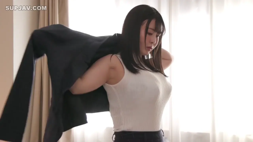 窗边 · 平静 · 上半身特写 · 光线充足 · 黑色西装外套