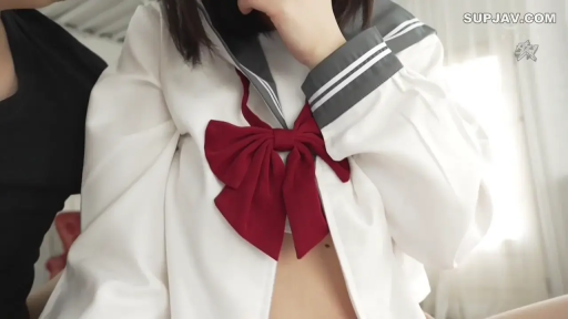室内 · 遮掩 · 白色水手服 · 光线明亮 · 上半身胸腹部特写