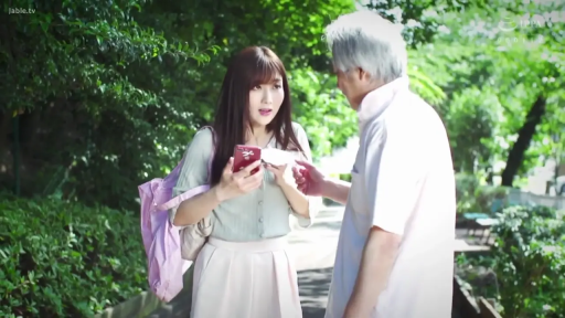 交谈 · 全身 · 站立 · 惊讶 · 户外公园 · 红色手机 · 粉色背包 · 浅绿上衣与白裙