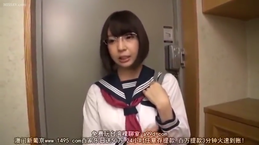 房门口 · 专注 · 眼镜 · 上半身中景 · 广告文字 · 水手服校服