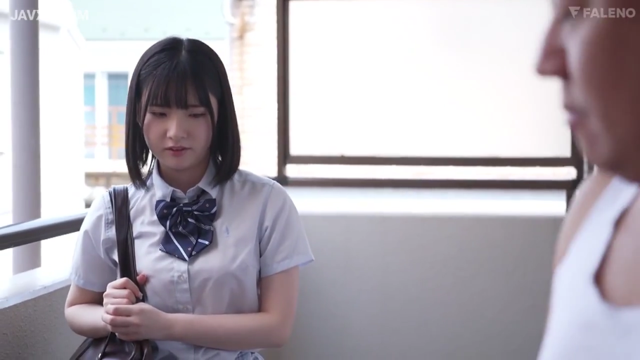 走廊 · 不知所措 · 学生书包 · 短袖衬衫校服 · 脸部中景