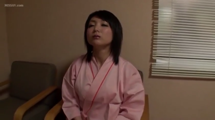 室内 · 坐姿 · 中景 · 平静 · 椅子 · 亚洲女性 · 粉色和服 · 闭目养神