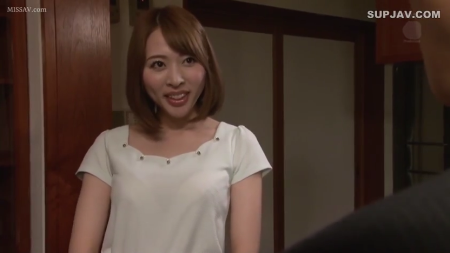 室内 · 站立 · 微笑 · 对话 · 熟女 · 半身像 · 白色短袖上衣