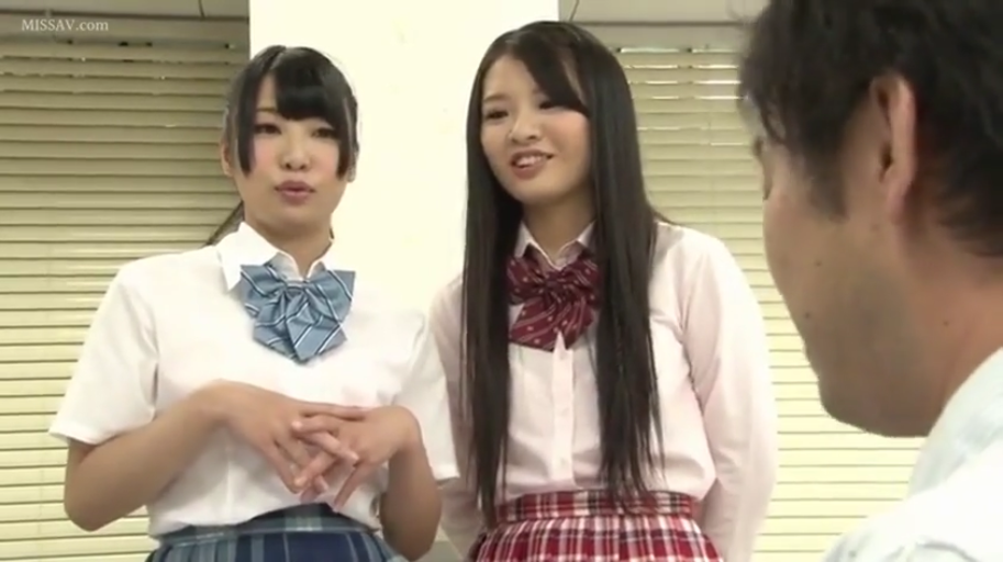 室内 · 站立 · 中景 · 交流 · 多人 · JK制服 · 局促