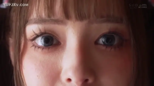 室内 · 脸部特写 · 注视 · 长发 · 惊讶 · 正对面镜头