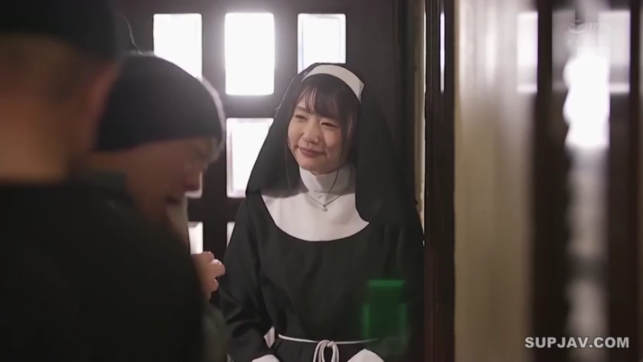 室内 · 中景 · 站姿 · 微笑 · 注视 · 修女服