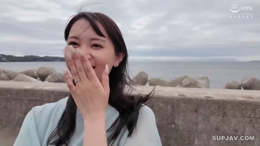 脸部特写 · 娇羞 · IPPA水印 · 浅色T恤 · 防波堤