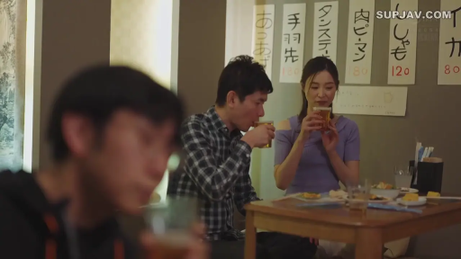 坐姿 · 自然 · 饮酒 · 居酒屋 · 啤酒杯 · 约会 · 紫色露肩上衣