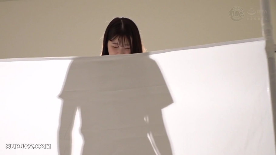 室内 · 坐姿 · 全景 · 休闲服