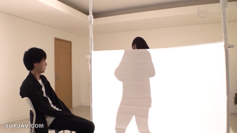 室内 · 座り姿勢 · 全景 · 平静 · 私服 · 观看 · シルエット · 幕布