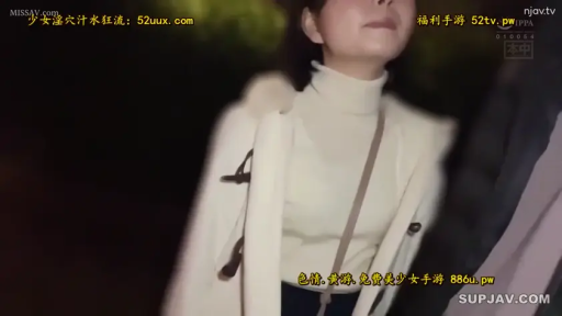 顺从 · 白色牛角扣大衣 · 室外 · 女性面部特写 · 口交 · 背景黑暗