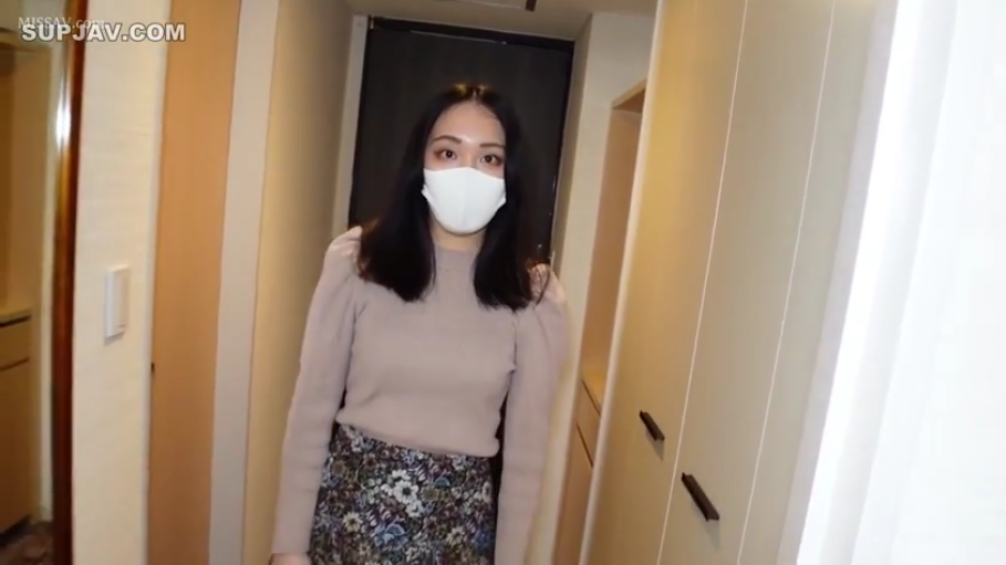 中景 · 站姿 · 针织衫 · 室内走廊