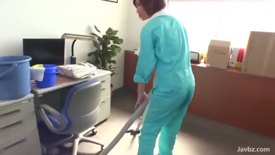 集中 · 办公室 · 背影特写 · 吸尘器 · 绿色工作服套装