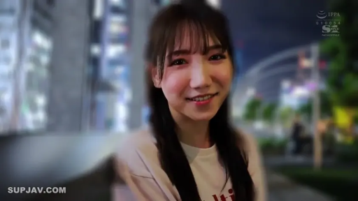 脸部特写 · 温柔 · 户外街道 · 浅色上衣