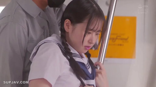 站立 · 面部特写 · 水手服 · 电车内