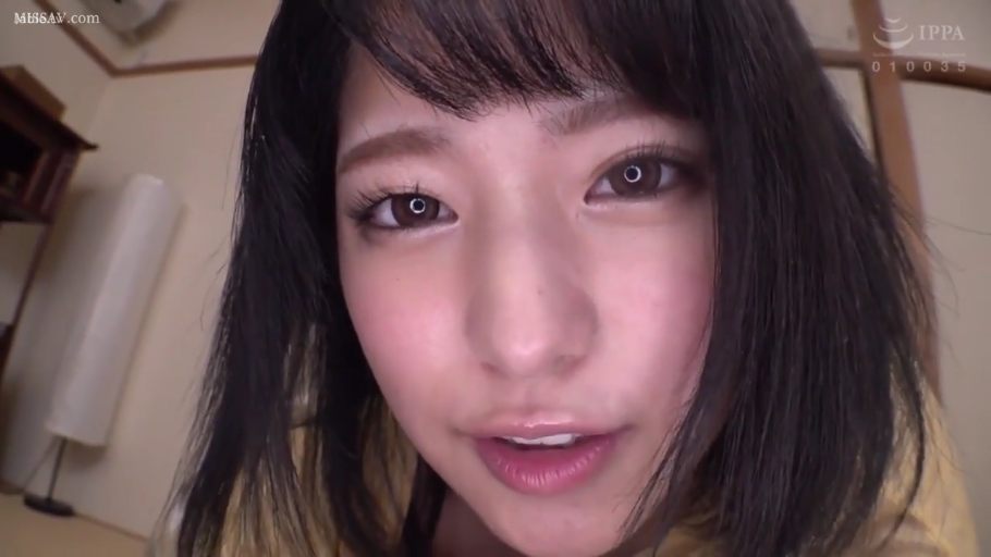 室内 · 微张嘴 · 眼睛特写 · 黄色上衣