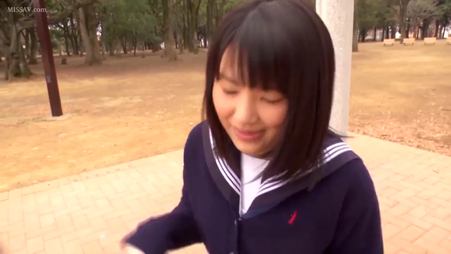 低头 · 公园 · 脸部中景 · 深色水手服校服