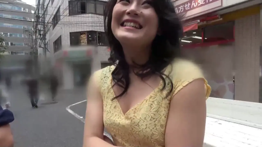 上半身特写 · 开怀大笑 · 户外 · 背景打码处理 · 黄色蕾丝连衣裙