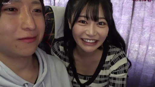 面部特写 · 镜头互动 · 车载座椅 · 素人风格 · 巴士车厢 · 休闲卫衣 · 开心笑容 · 并肩坐姿