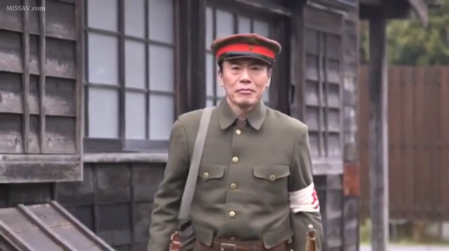 面无表情 · 木屋旁 · 军帽 · 旧式军装 · 人物面部中景