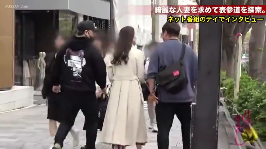 自然 · 单肩包 · 长款风衣 · 街头 · 文字说明