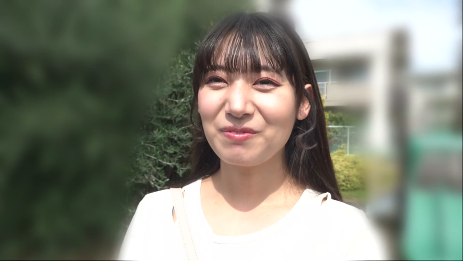 脸部特写 · 自然 · 户外 · 白色短袖上衣