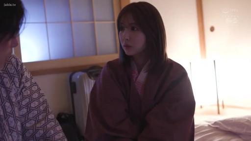 坐姿 · 交谈 · 严肃 · 和室 · 行李箱 · 中景 · 和服