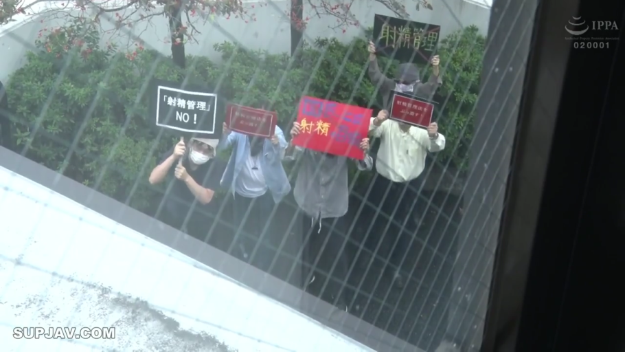 真剣 · 口罩 · 标语牌 · 建筑外墙 · 抗议标语