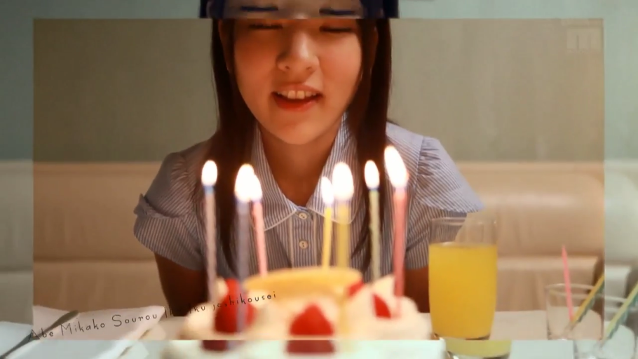 室内 · 坐姿 · 半身 · 蓝白条纹衬衫