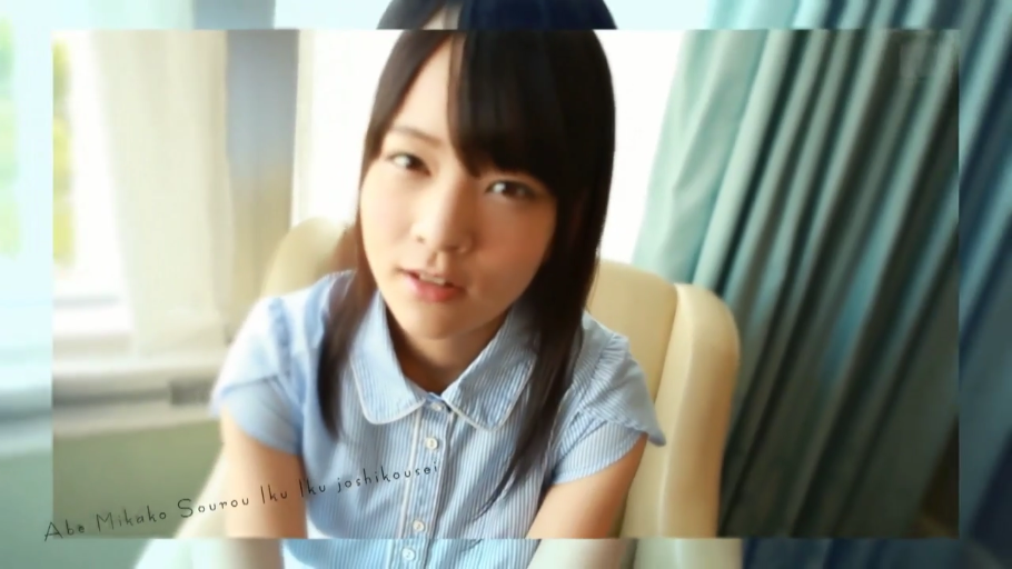 室内 · 坐姿 · 平静 · 面部特写 · 椅子 · 注视镜头 · 浅蓝色短袖衬衫