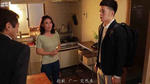 站立 · 中景 · 微笑 · 对话 · 厨房 · 针织衫 · 背包