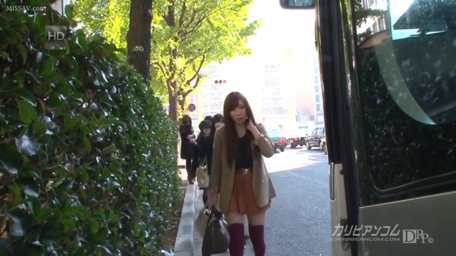 全身 · 站立 · 过膝袜 · 户外街道