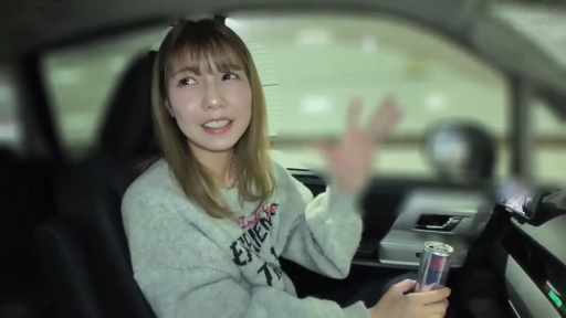 坐姿 · 微笑 · 上半身 · 车内 · 挥手 · 易拉罐 · 休闲 · 灰色长袖上衣