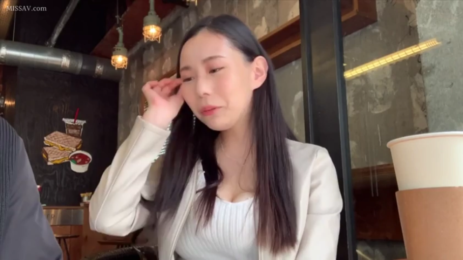 人物上半身特写 · 咖啡厅 · 轻微张嘴 · 外带咖啡杯 · 白色针织内搭
