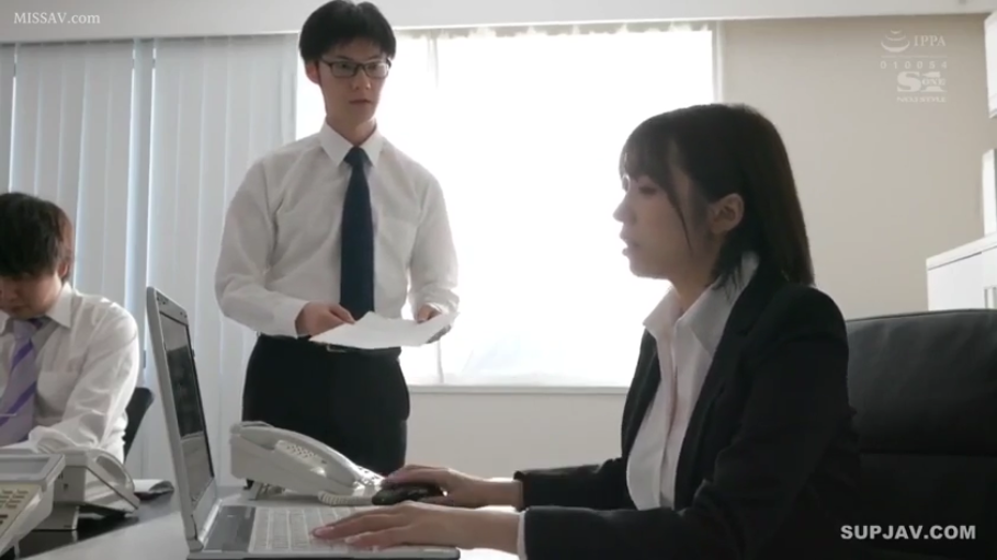 坐姿 · 专注 · 办公室 · 中景 · 笔记本电脑 · 职业装 · 职场 · 办公