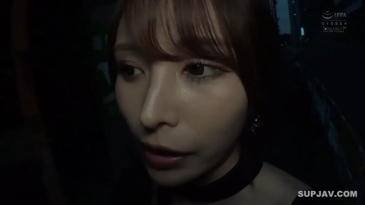 面部特写 · 黑色颈圈 · 户外夜晚