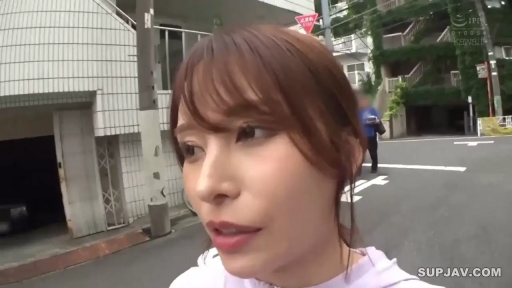 脸部特写 · 注视 · 城市街道 · 浅紫色上衣 · 背景有模糊行人
