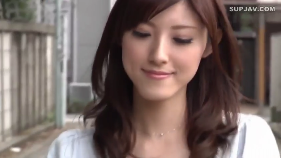 站立 · 微笑 · 面部特写 · 白色上衣 · 街道