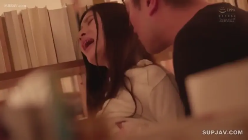 室内 · 后入 · 浅色上衣 · 张嘴呻吟 · 女子侧脸面部特写
