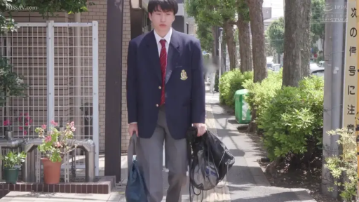 深蓝色西装校服外套 · 人行道 · 制服 · 面无表情 · 中景镜头