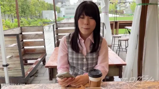 坐姿 · 平静 · 职业装 · 看手机 · 手机 · 长发 · 半身像 · 户外餐厅