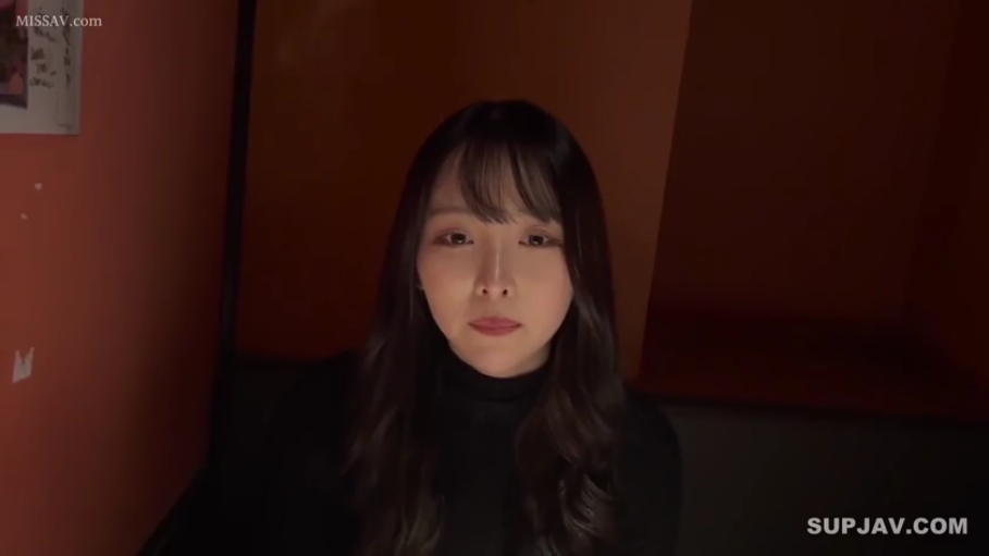 室内 · 忧郁 · 脸部特写 · 注视镜头 · 正面坐姿 · 长卷发 · 黑色高领毛衣