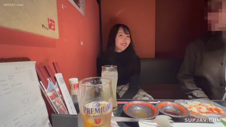 坐姿 · 中景 · 微笑 · 餐厅 · 啤酒杯 · 约会 · 黑色高领毛衣 · 用餐聊天