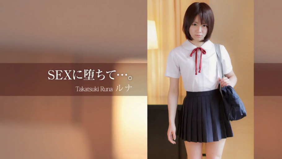 室内 · 脸部特写 · 凝视 · 短袖白色校服衬衫 · 单肩包